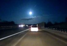 Meteor lights up night sky