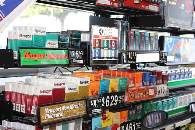 640px-E-Cig_Display_at_Gas_Station_(25126981270)