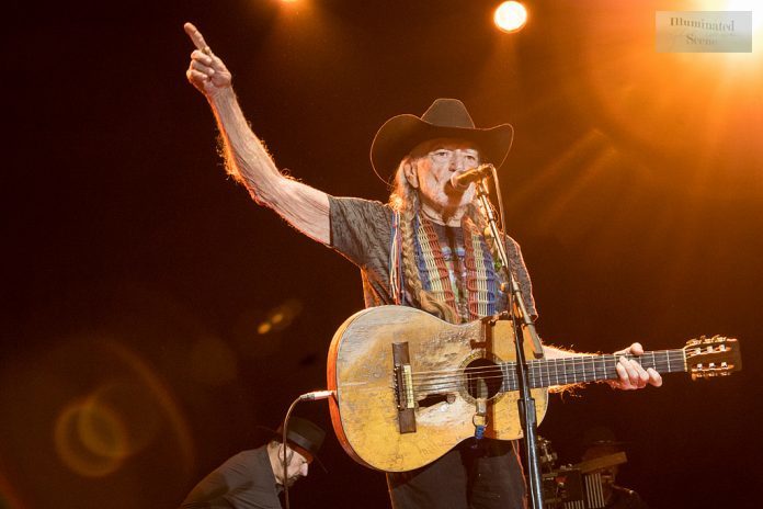 Willie-Nelson-696x464