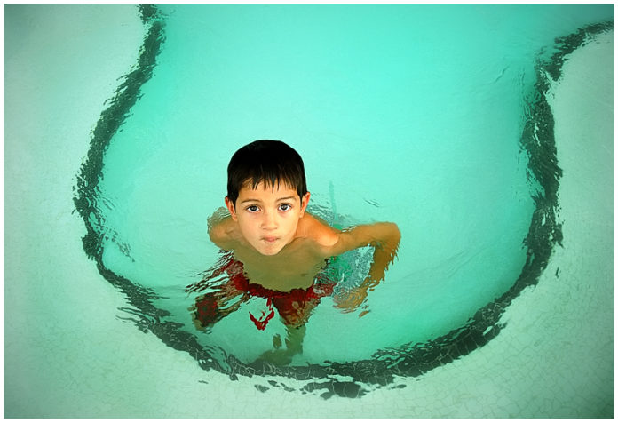 Child_in_swimming_pool