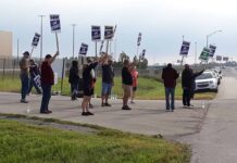 Autoworkers from closed plants fight new GM contract