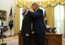 College Football HOF, former ND coach Lou Holtz receives Presidential Medal of Freedom